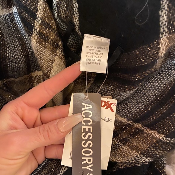 Poncho - Picture 3 of 3